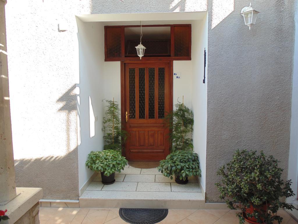 Villa Apartments Mate Cebalo Lumbarda Exterior foto